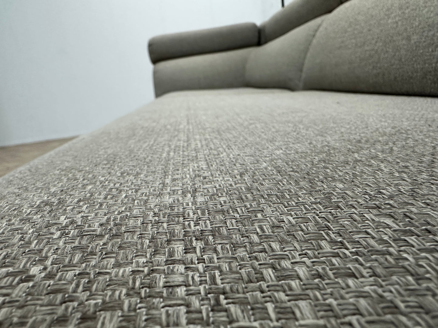 Goossens Licht Grijze 3-Zits Bank ~ Verstelbare Hoofdsteunen