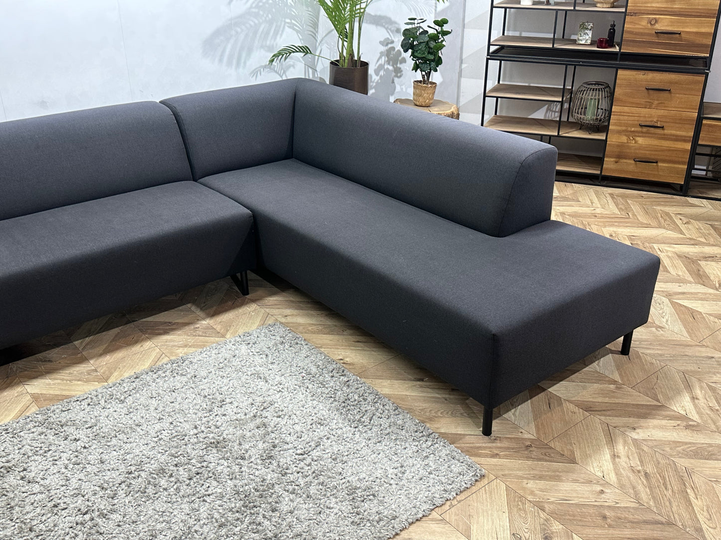 Zwarte Hoekbank ~ Vaste Kussens