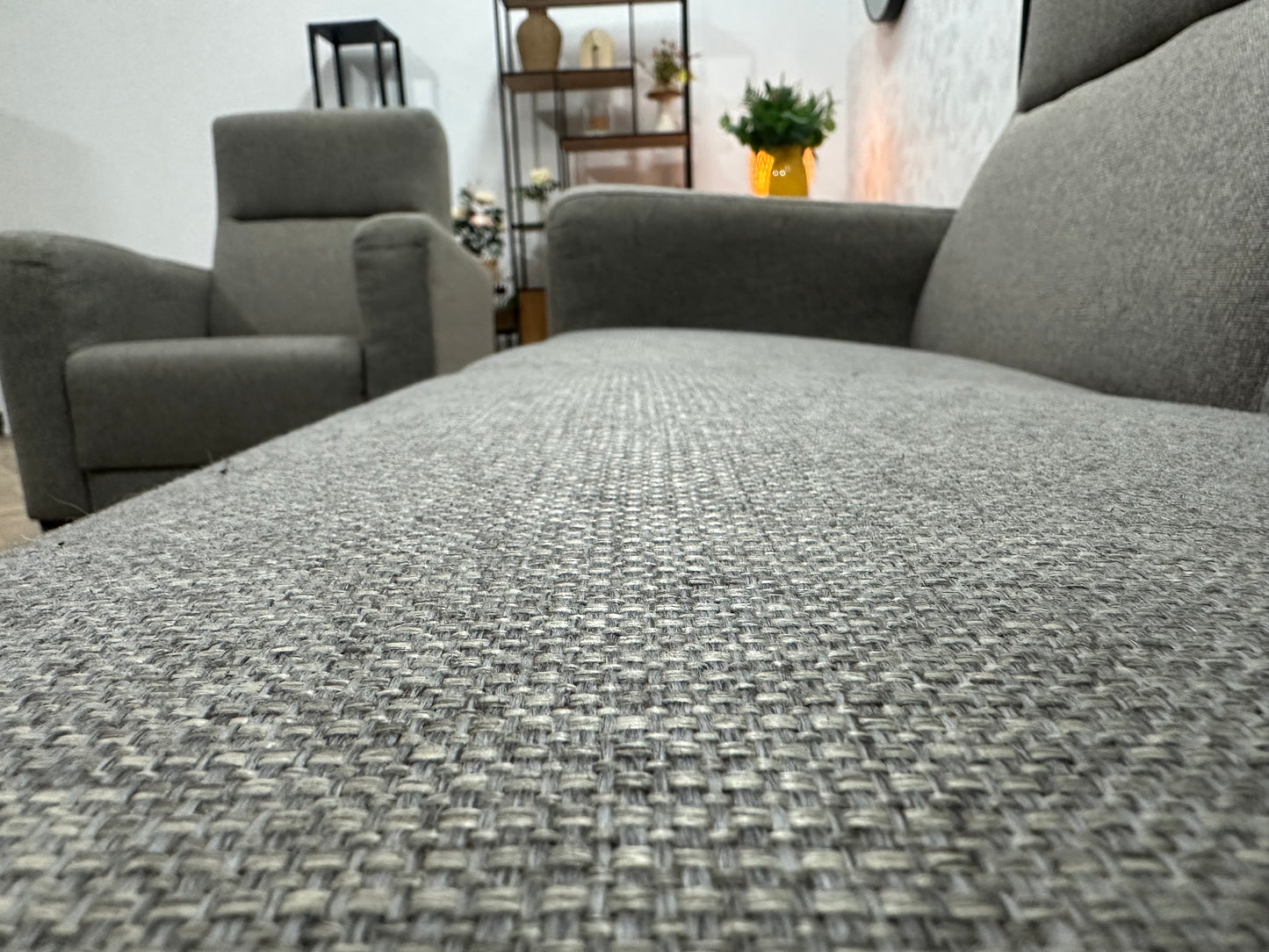 Grijze 2.5-Zits Bank Inc Fauteuil ~ Vaste Kussens