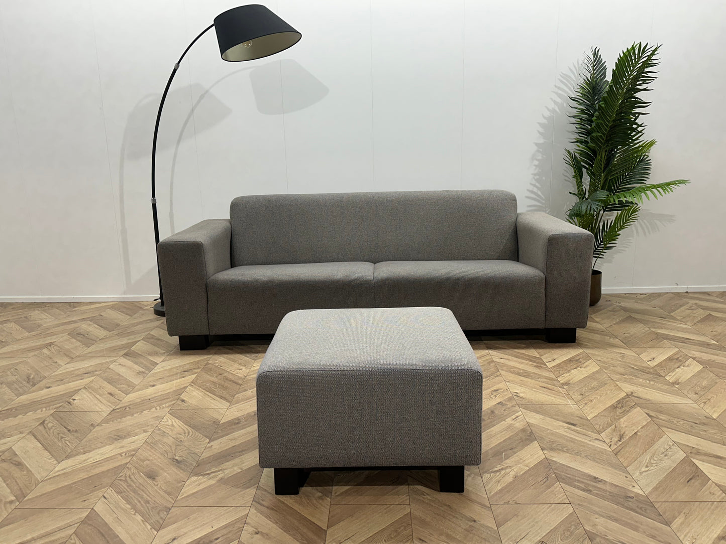 Licht grijze 2.5-Zits Bank Inc Hocker ~  Vaste Kussens