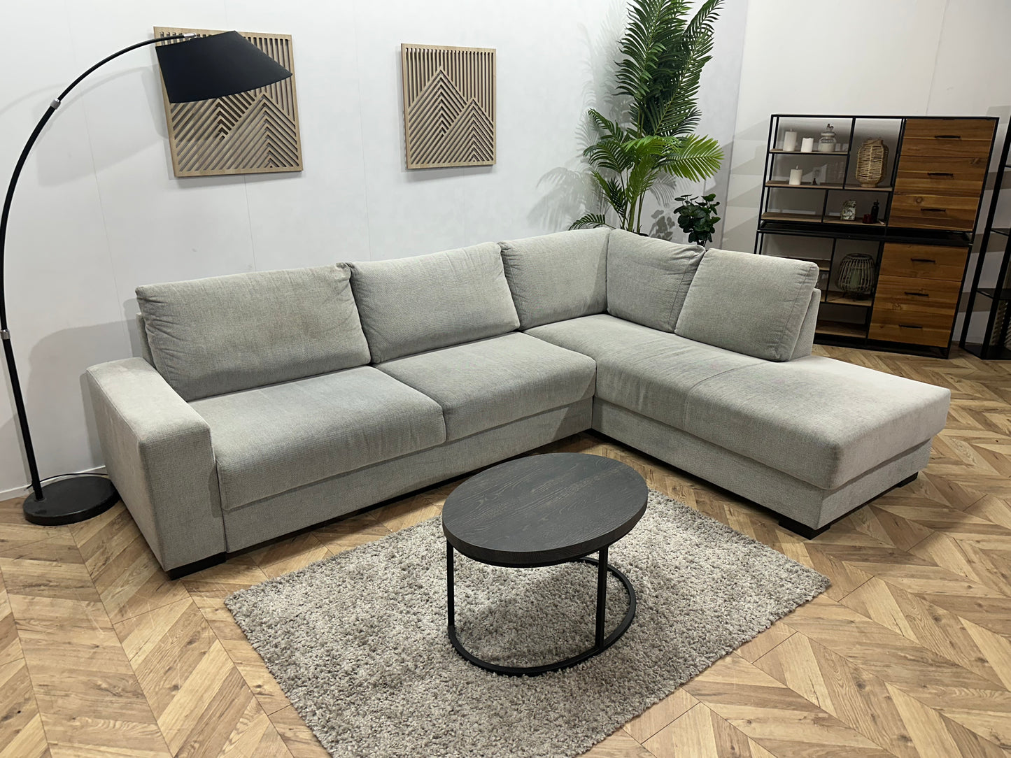 Licht Grijze Suède Stoffen Hoekbank ~ Losse Rugkussens Met Afneembare Hoezen