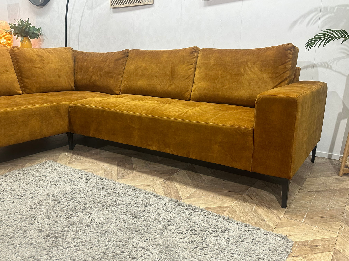 Oker Gele Velvet Hoekbank ~ Losse Rugkussens Met Afneembare Hoezen