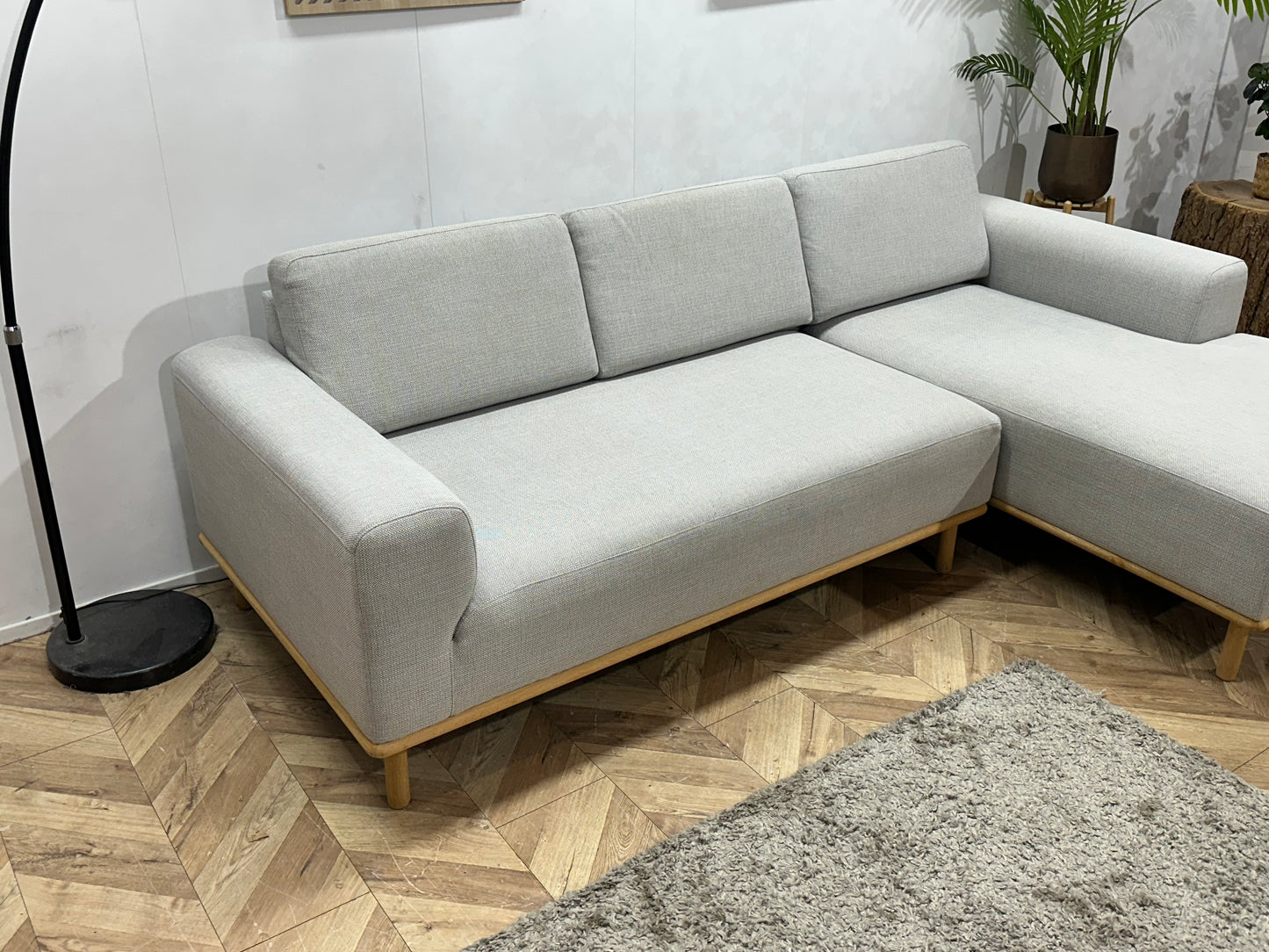 Licht Grijze Hoekbank ~ Losse Rugkussens Met Afneembare Hoezen