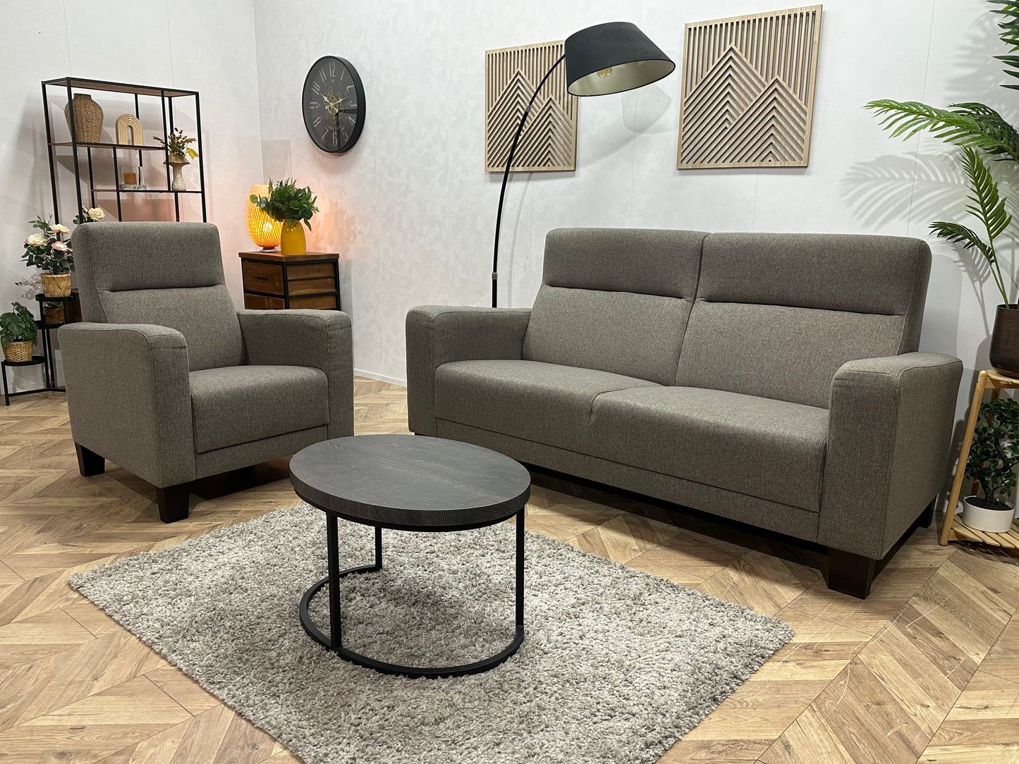 Grijze 2.5-Zits Bank Inc Fauteuil ~ Vaste Kussens