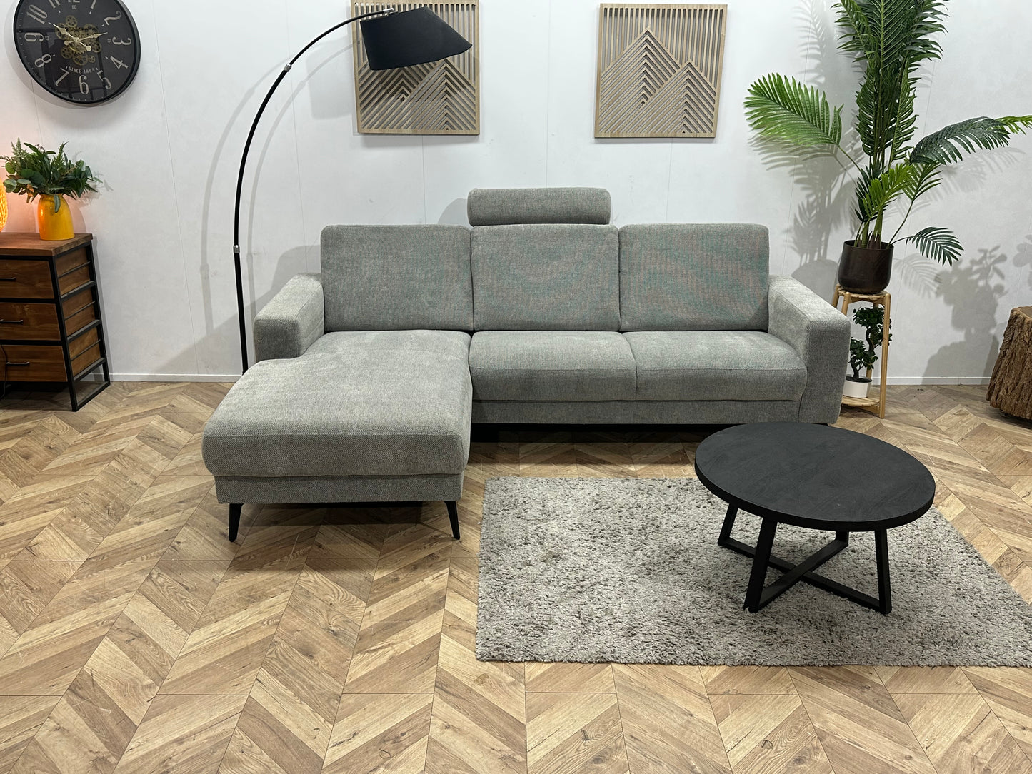 Licht Grijze Suede Stoffen Hoekbank ~ Losse Rugkussens Met Afneembare Hoezen