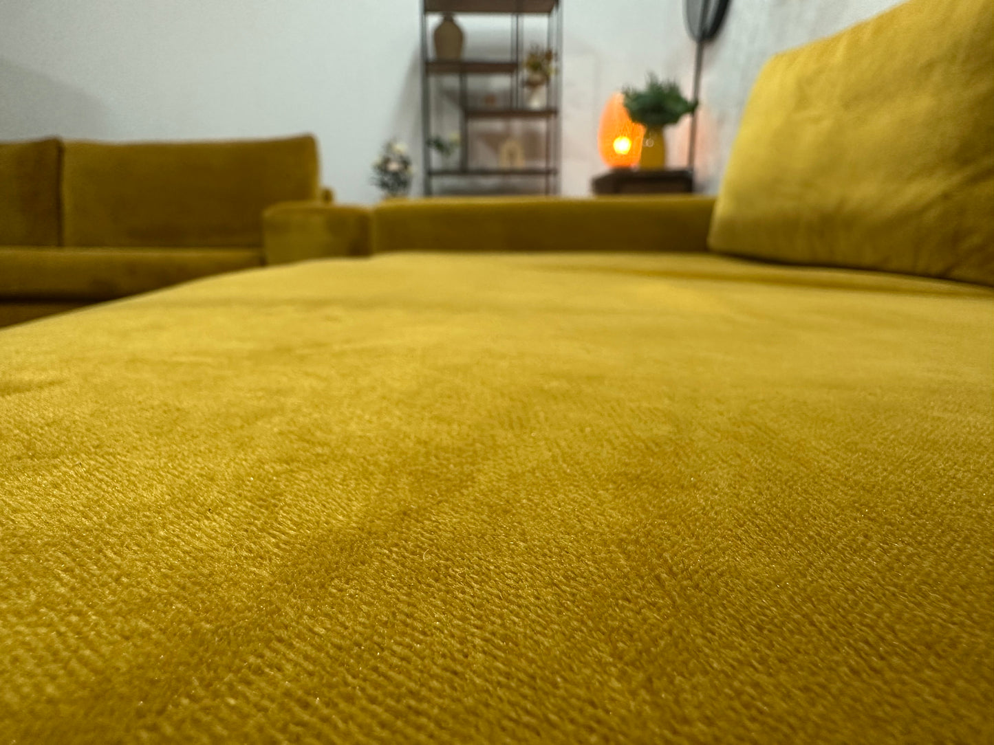 (1) Gele Velvet Rechte Bank ~ Losse Kussens Met Afneembare Hoezen