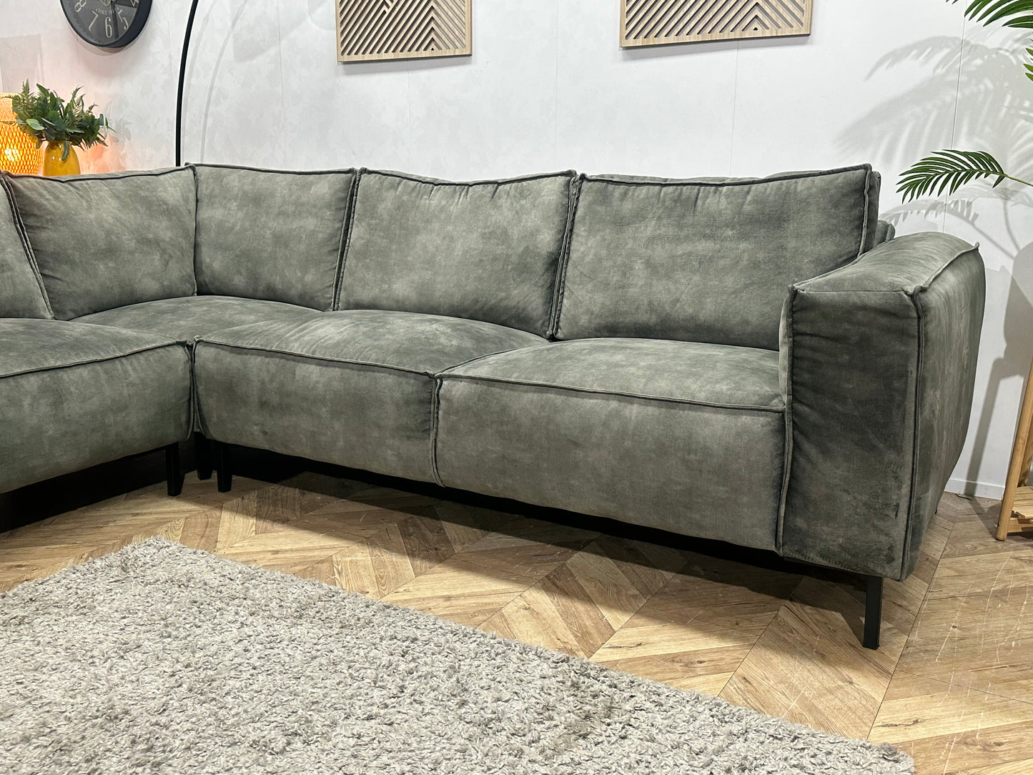 Grijze Velvet Hoekbank ~ Losse Rugkussens Met Afneembare Hoezen