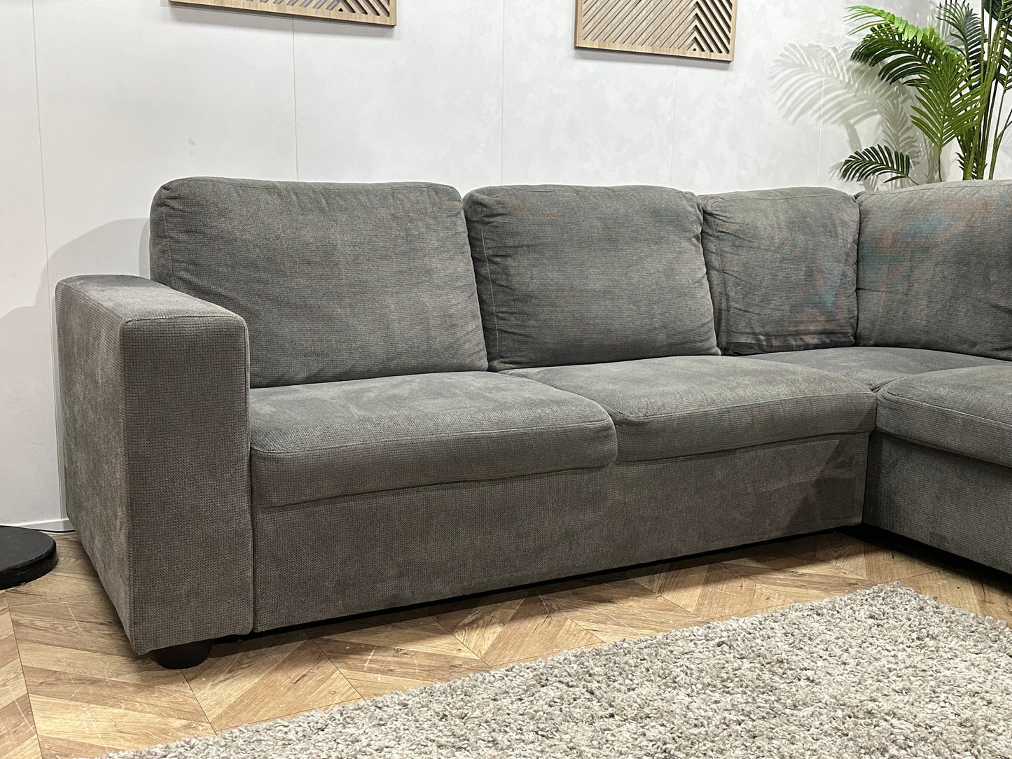 Grijze Suède Stoffen Hoekbank ~ Losse Rugkussens Met Afneembare Hoezen