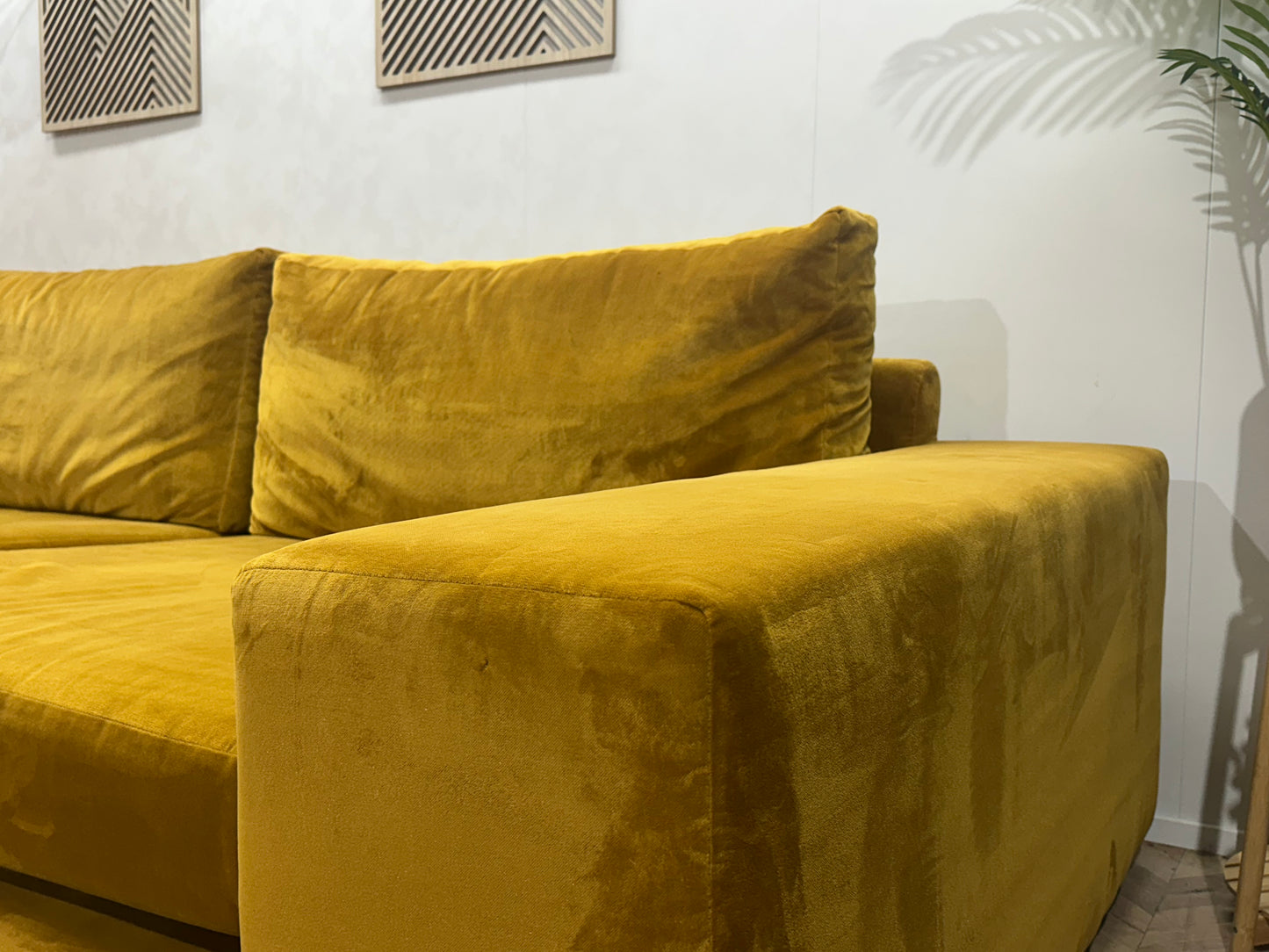 (1) Gele Velvet Rechte Bank ~ Losse Kussens Met Afneembare Hoezen