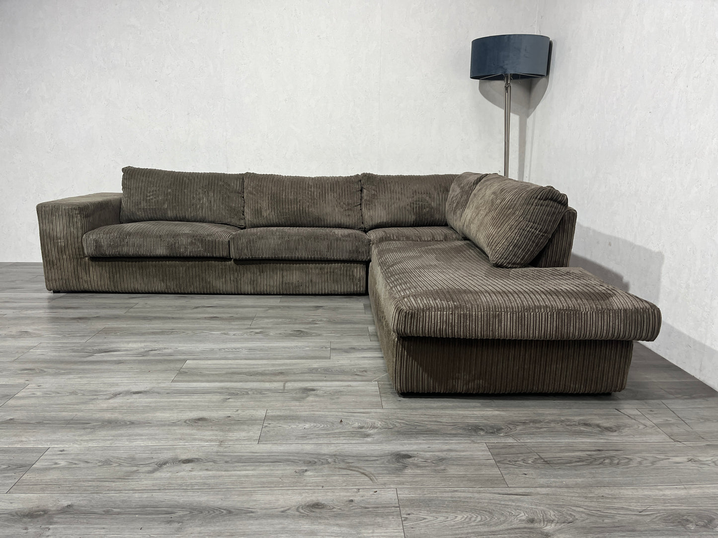 Ruime Taupe Ribstof Hoekbank
