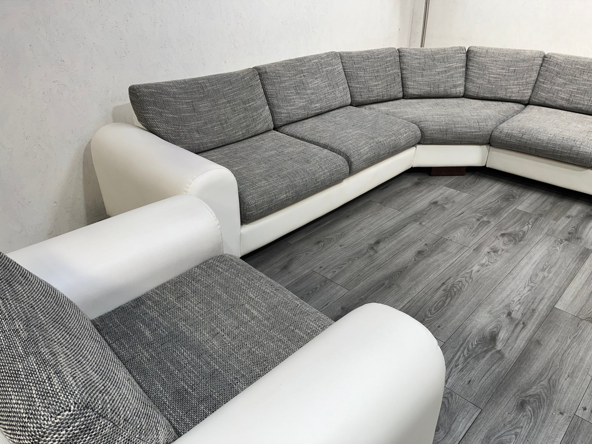 Wit / Licht Grijze Hoekbank Set Met Stoel - Banken Bazaar