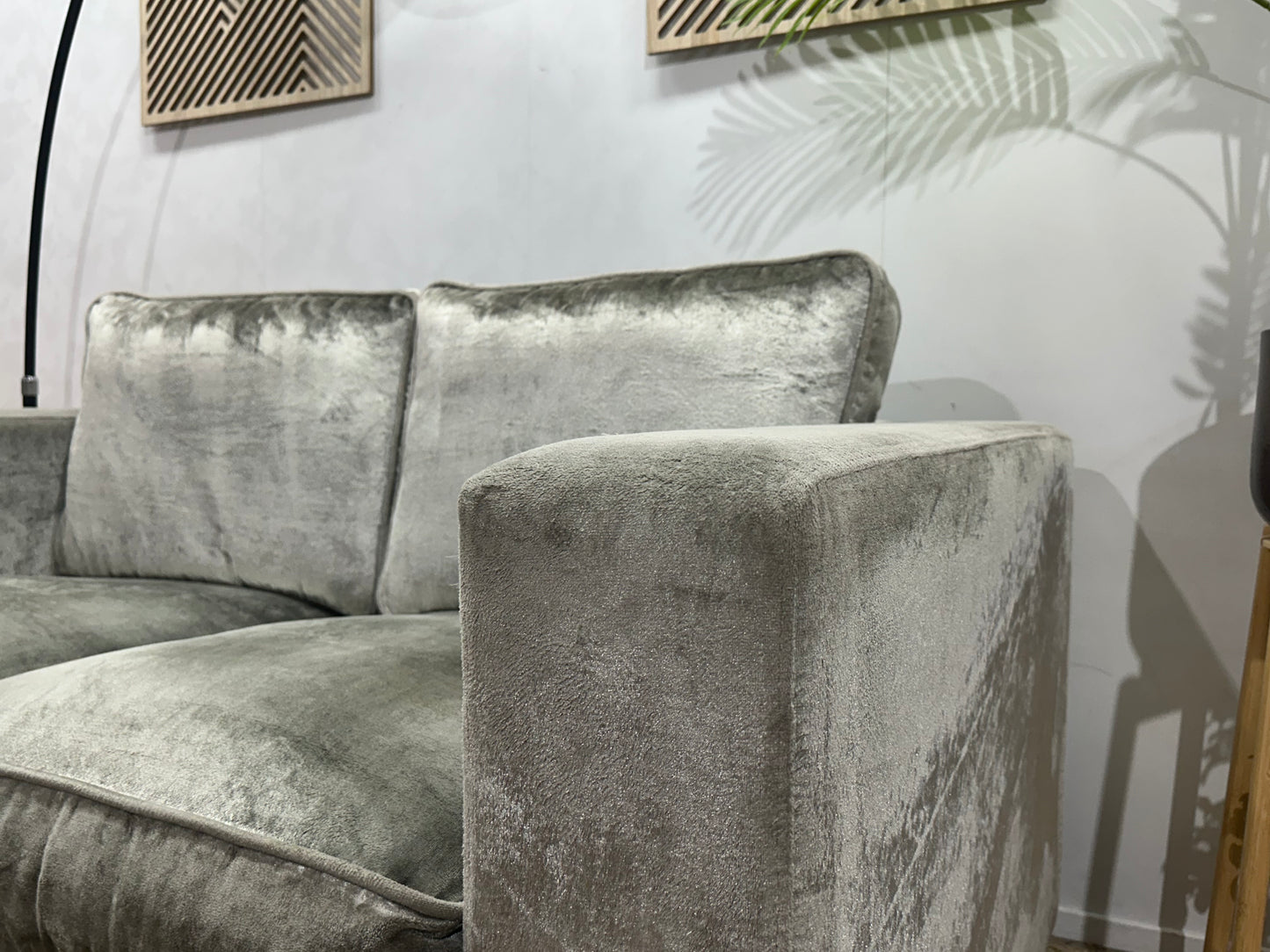 Licht Grijze Velvet 2-Zits Bank ~ Losse Kussens Met Afneembare Hoezen