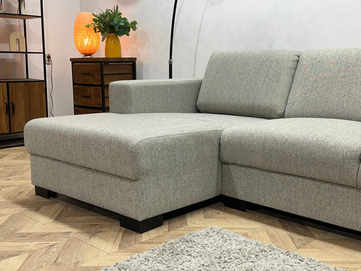 Licht Grijze Hoekbank ~ Losse Rugkussens Met Afneembare Hoezen