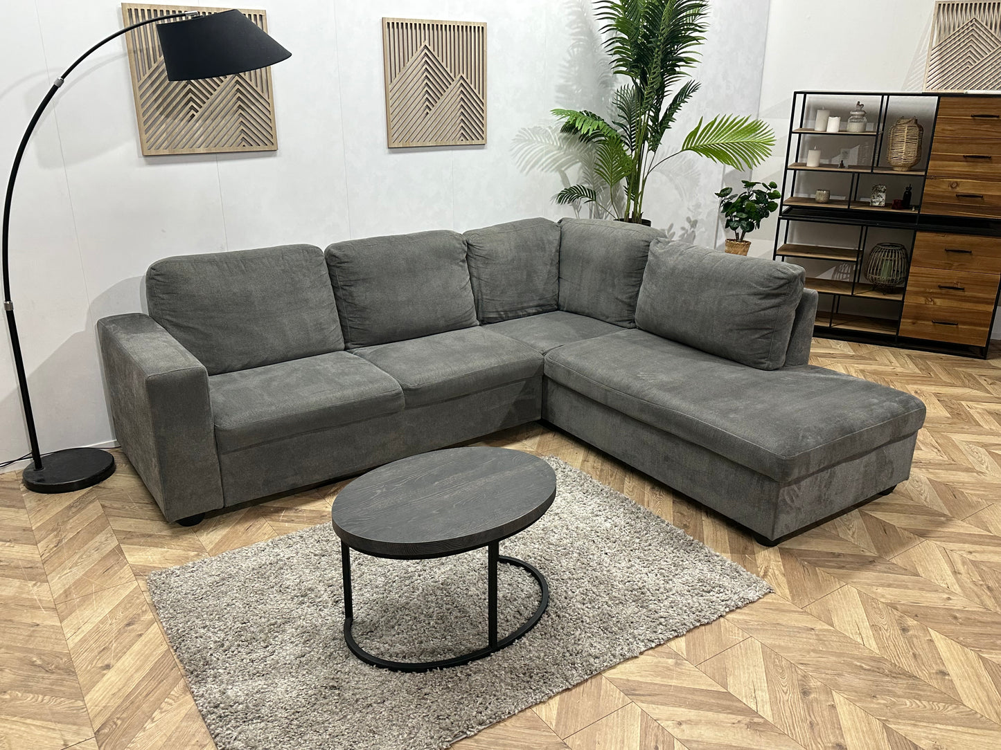 Grijze Suède Stoffen Hoekbank ~ Losse Rugkussens Met Afneembare Hoezen