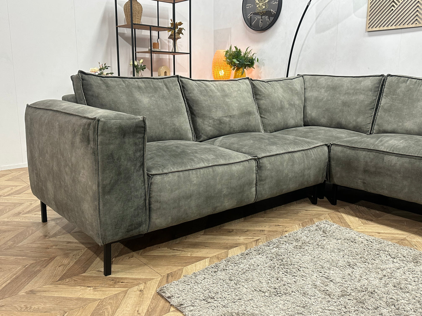 Grijze Velvet Hoekbank ~ Losse Rugkussens Met Afneembare Hoezen