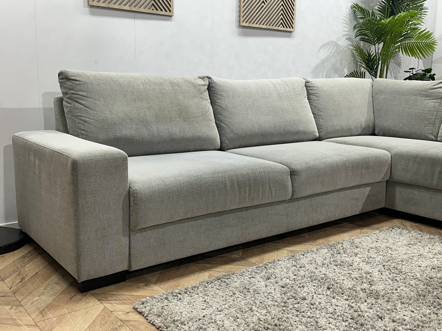 Licht Grijze Suède Stoffen Hoekbank ~ Losse Rugkussens Met Afneembare Hoezen