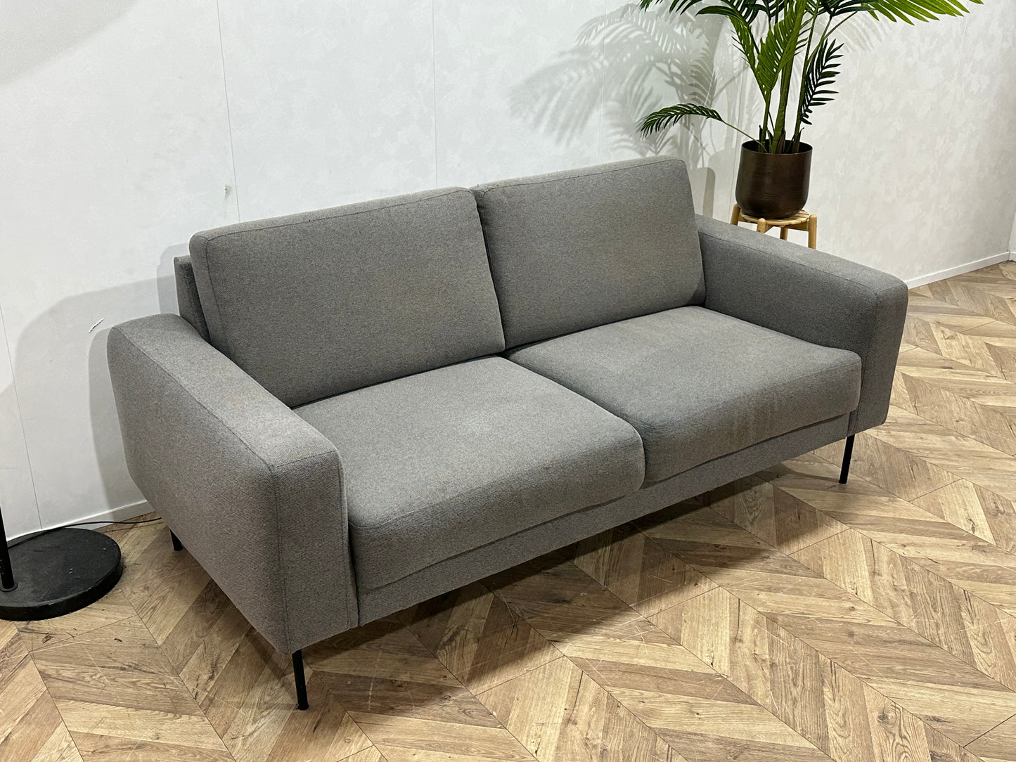 Grijze 2.5-Zits Bank ~ Losse Rugkussens Met Afneembare Hoezen