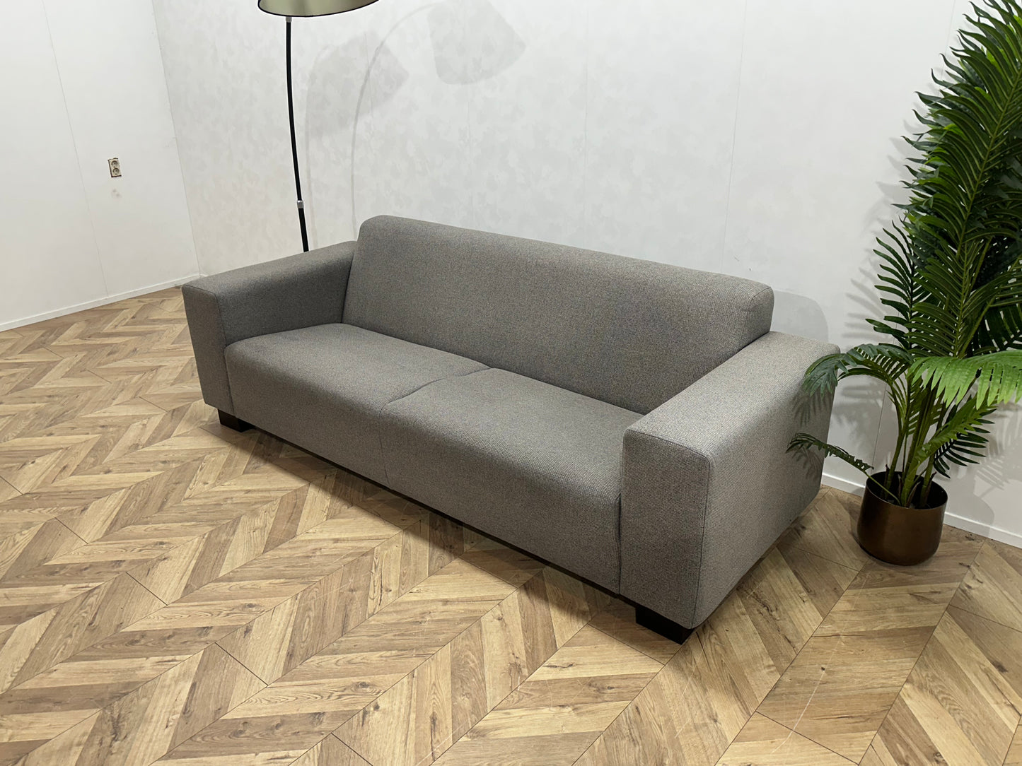 Licht grijze 2.5-Zits Bank Inc Hocker ~  Vaste Kussens