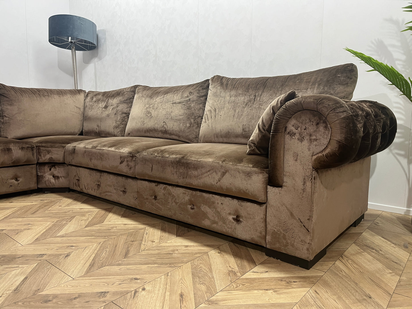 Bruine Velvet Eric Kuster Hoekbank ~ gecaptionneerd