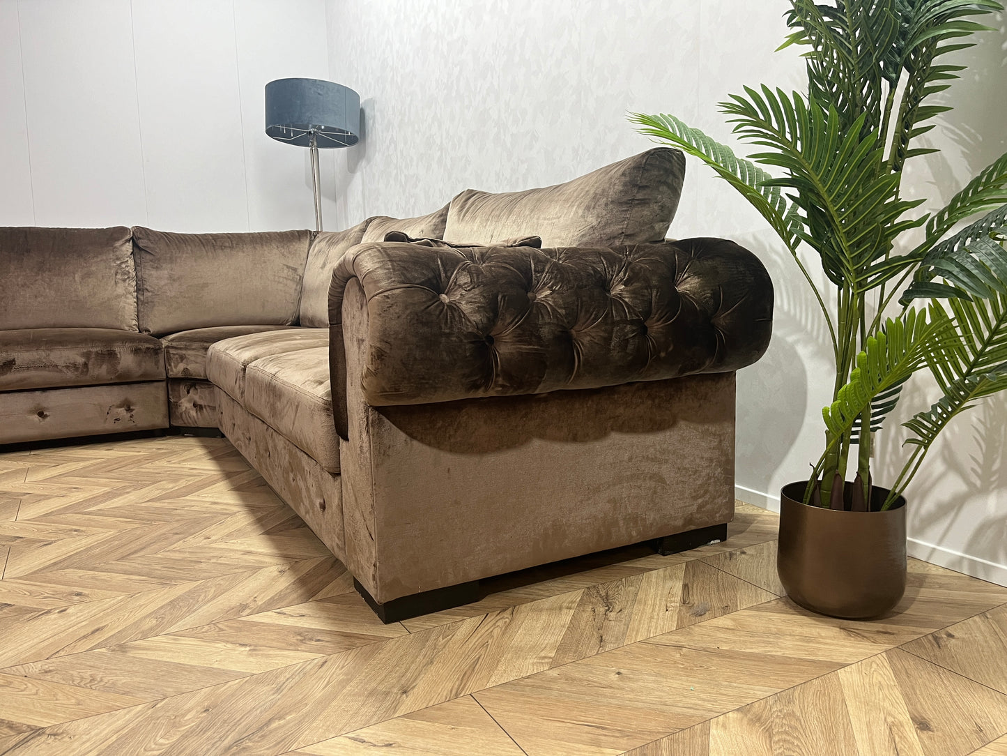 Bruine Velvet Eric Kuster Hoekbank ~ gecaptionneerd