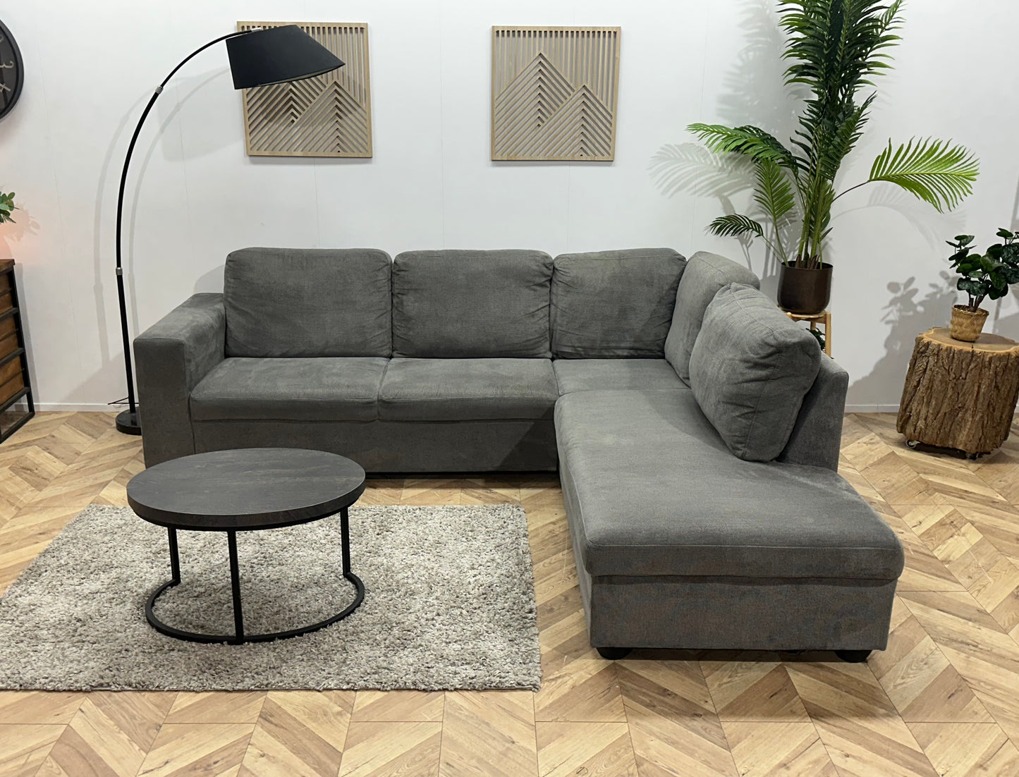 Grijze Suède Stoffen Hoekbank ~ Losse Rugkussens Met Afneembare Hoezen