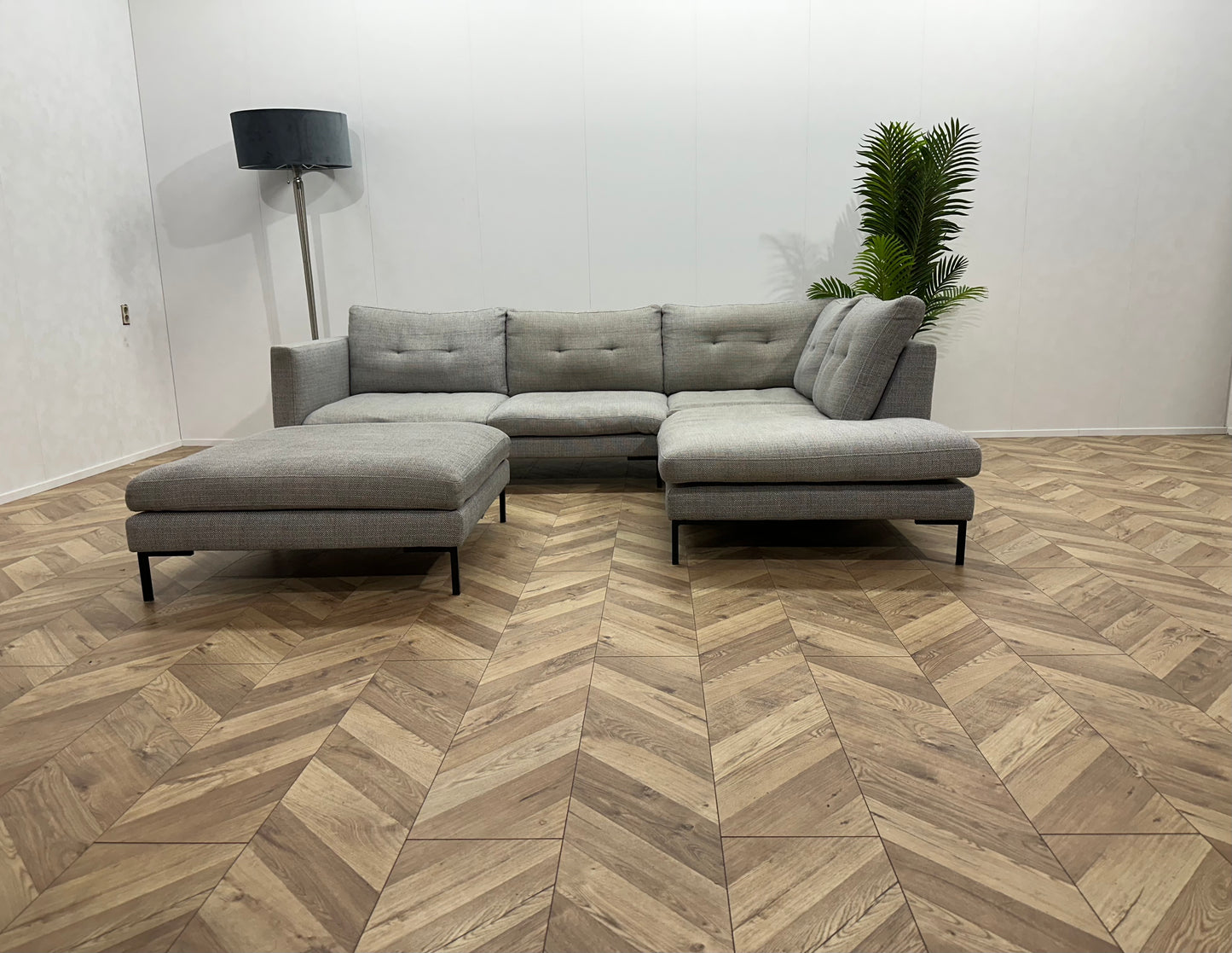 Licht Grijze Hoekbank Inc. Hocker ~ Losse Kussens Met Afneembare Hoezen