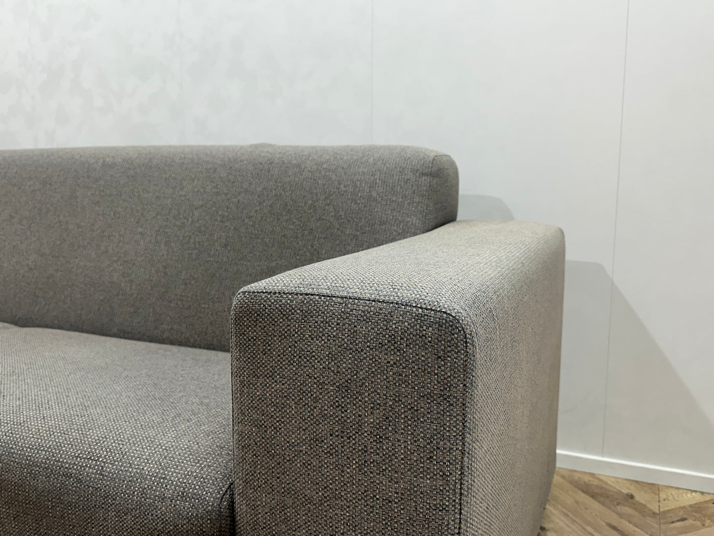 Licht grijze 2.5-Zits Bank Inc Hocker ~  Vaste Kussens