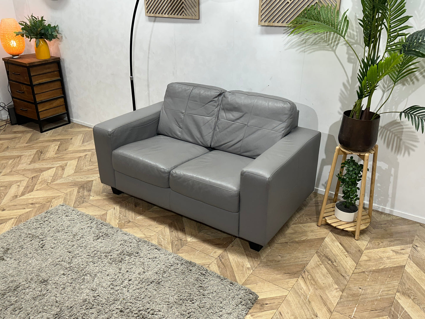 Grijze Leather Look 2-Zits Bank ~ Vaste Kussens