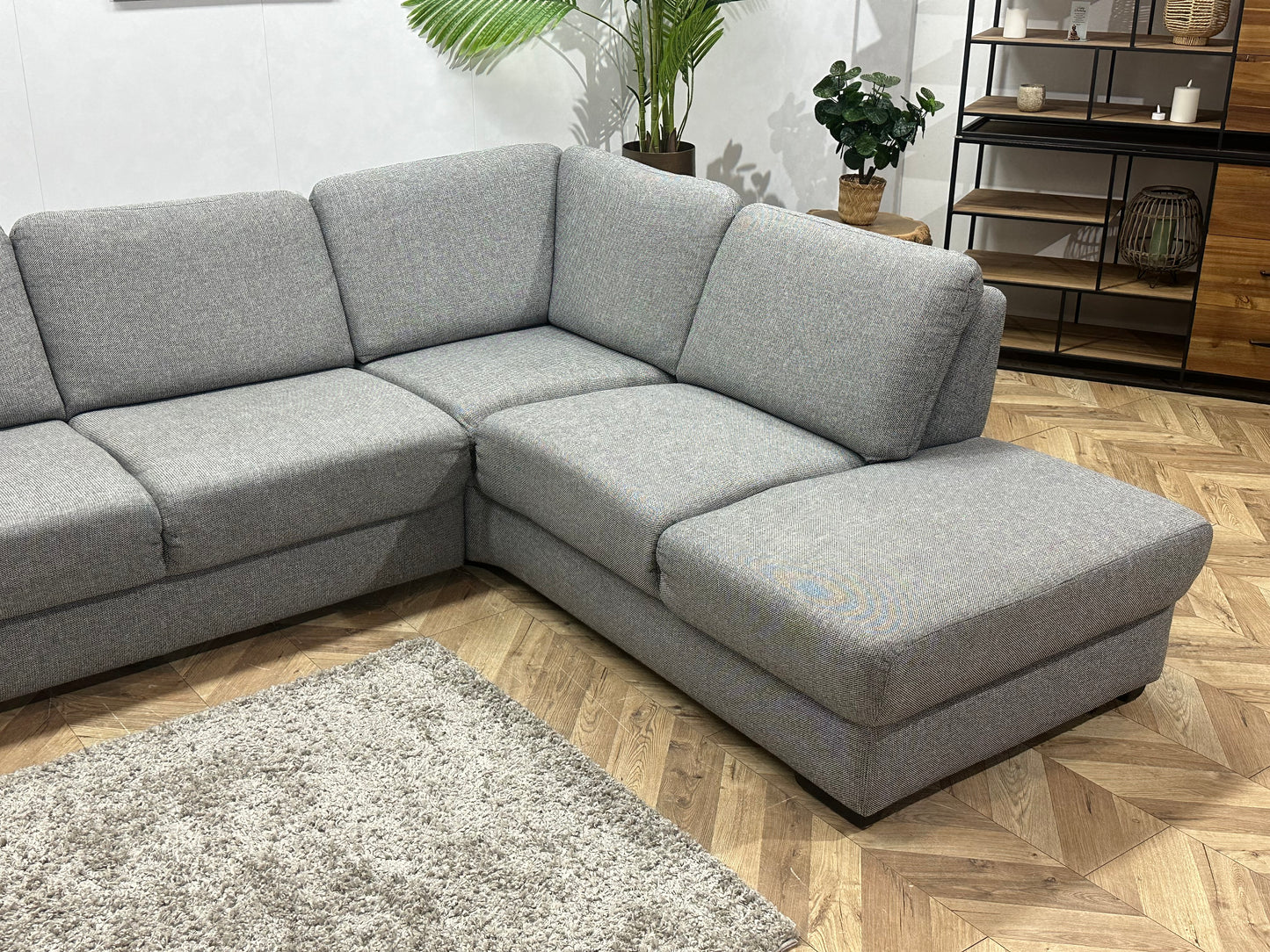 Licht Grijze Hoekbank ~ Vaste Kussens