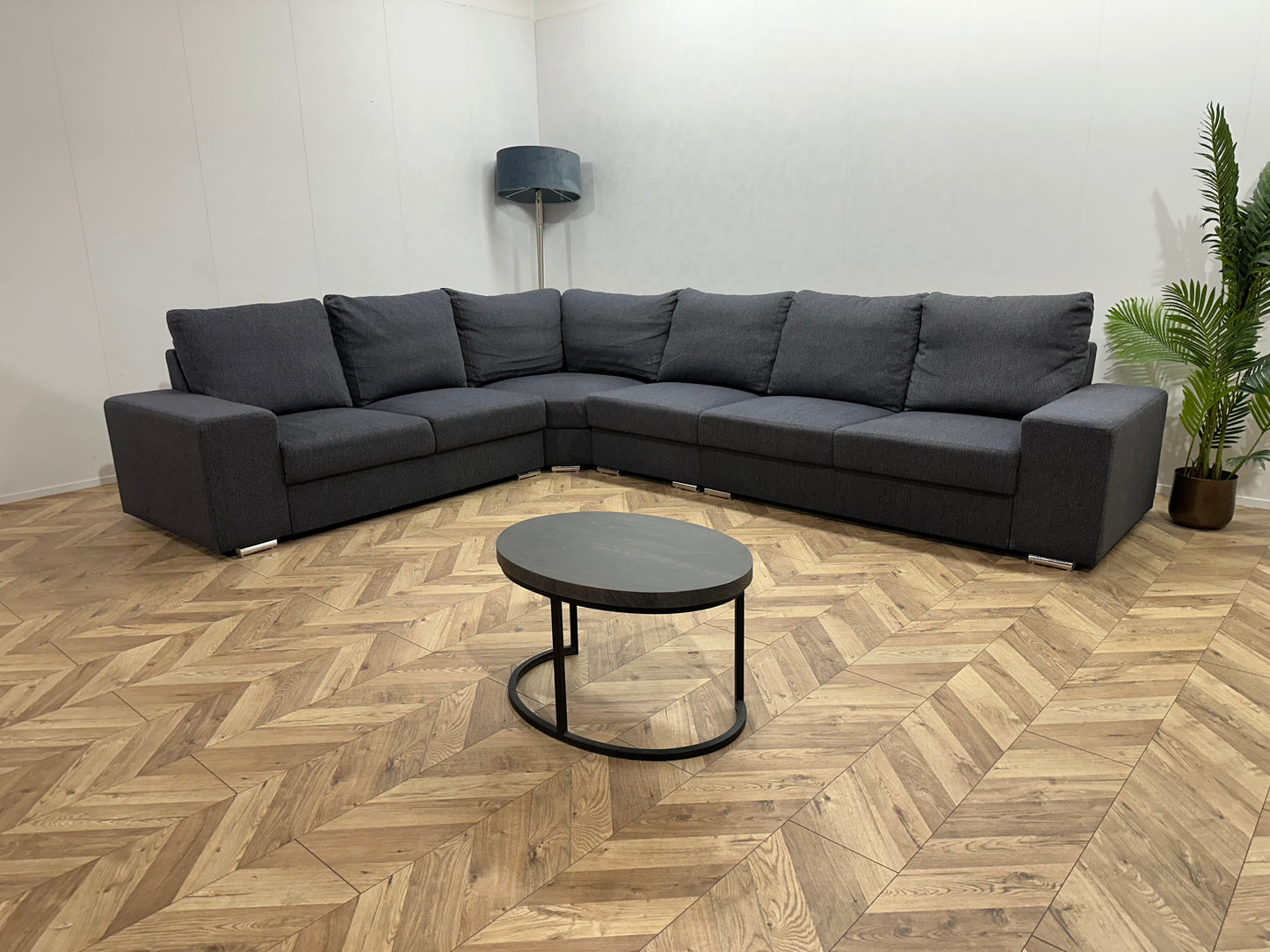 Grijze Ruime Hoekbank ~ Losse Rugkussens Met Afneembare Hoezen