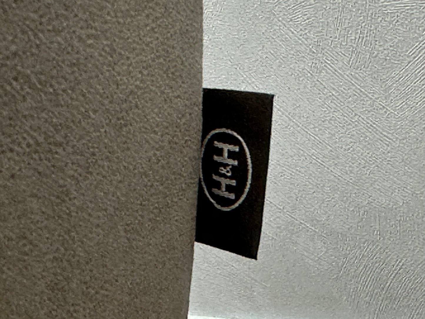 H&H Grijze Suède Stoffen 2.5-Zits Bank ~ Nieuwstaat