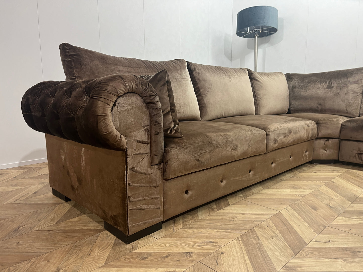 Bruine Velvet Eric Kuster Hoekbank ~ gecaptionneerd