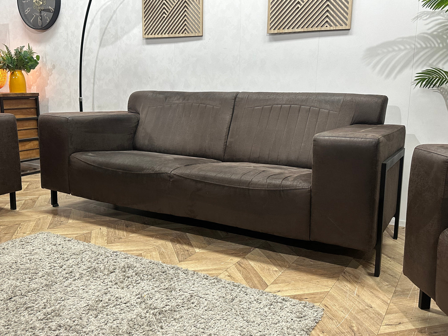 Bruine Suède Stoffen Banken Set Inc Fauteuil ~ Vaste Kussens