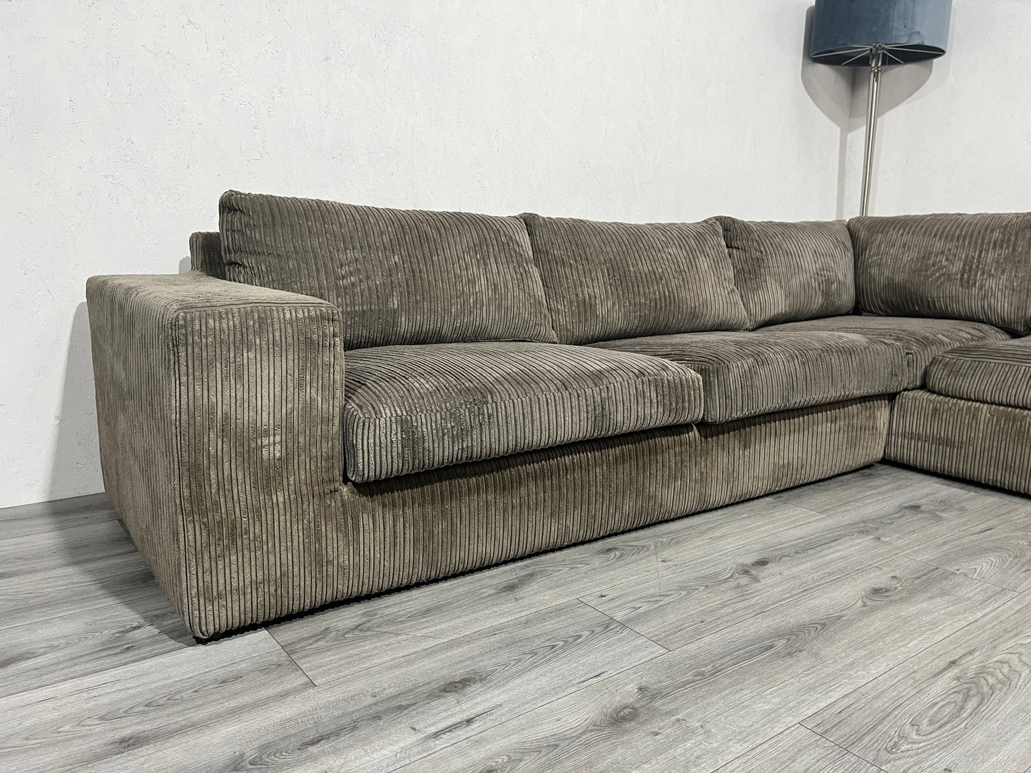 Ruime Taupe Ribstof Hoekbank