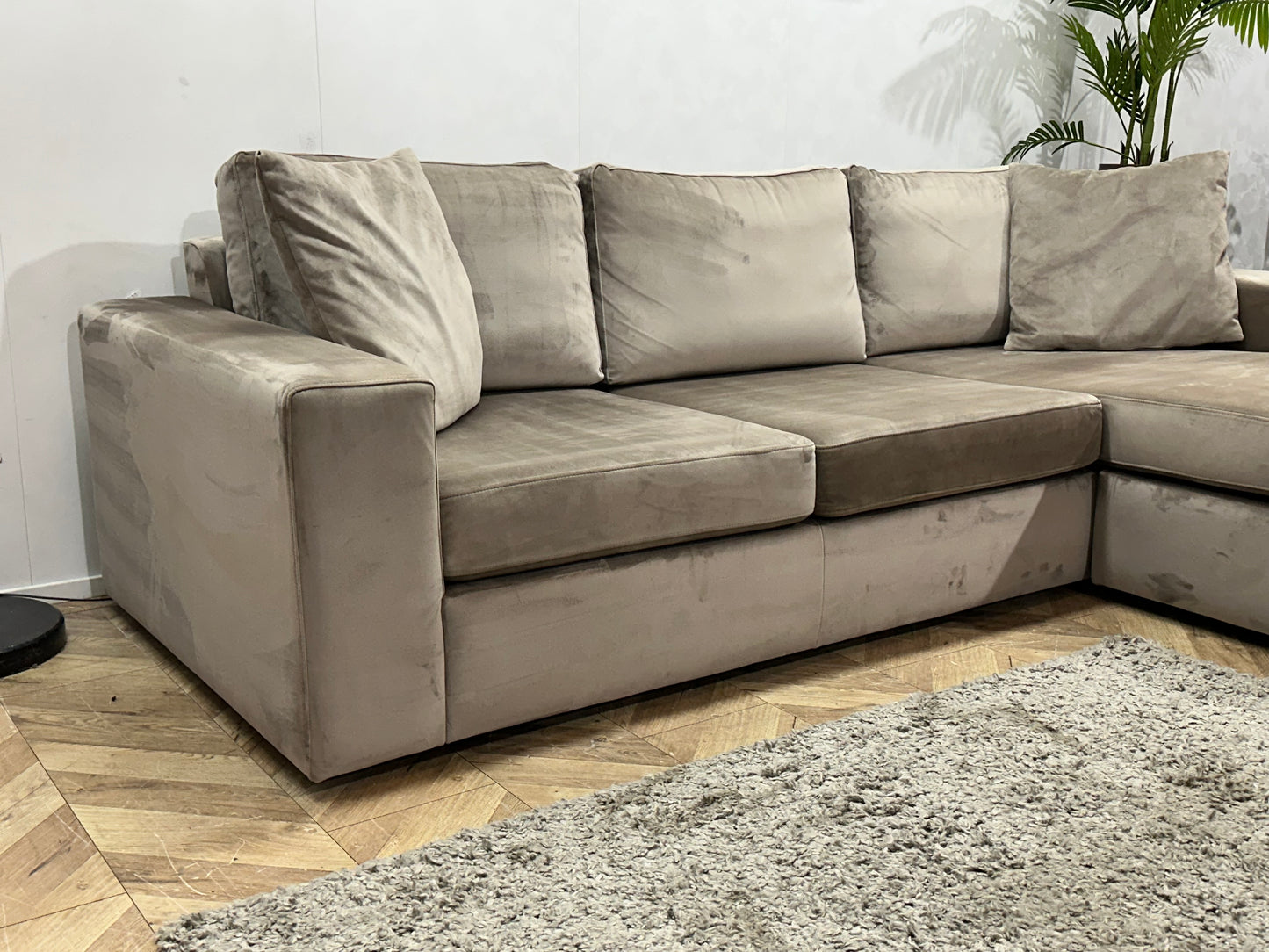 Grijze Velvet Hoekbank ~ Losse Kussens Met Afneembare Hoezen