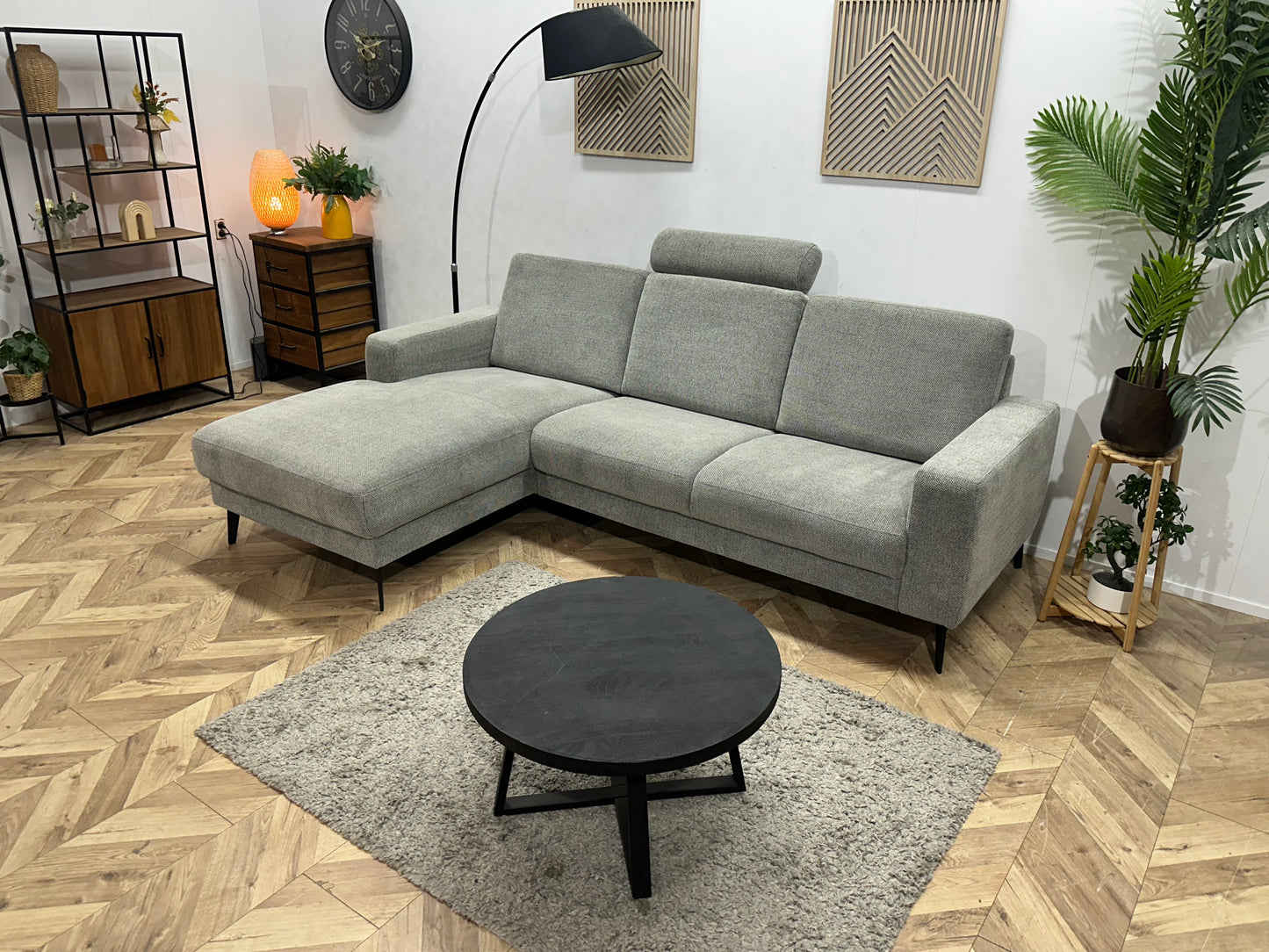 Licht Grijze Suede Stoffen Hoekbank ~ Losse Rugkussens Met Afneembare Hoezen