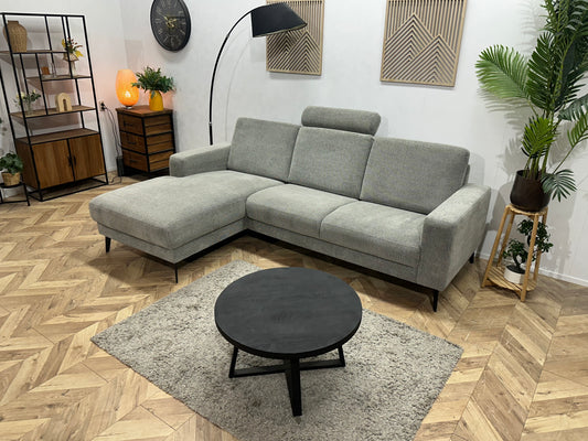 Licht Grijze Suede Stoffen Hoekbank ~ Losse Rugkussens Met Afneembare Hoezen
