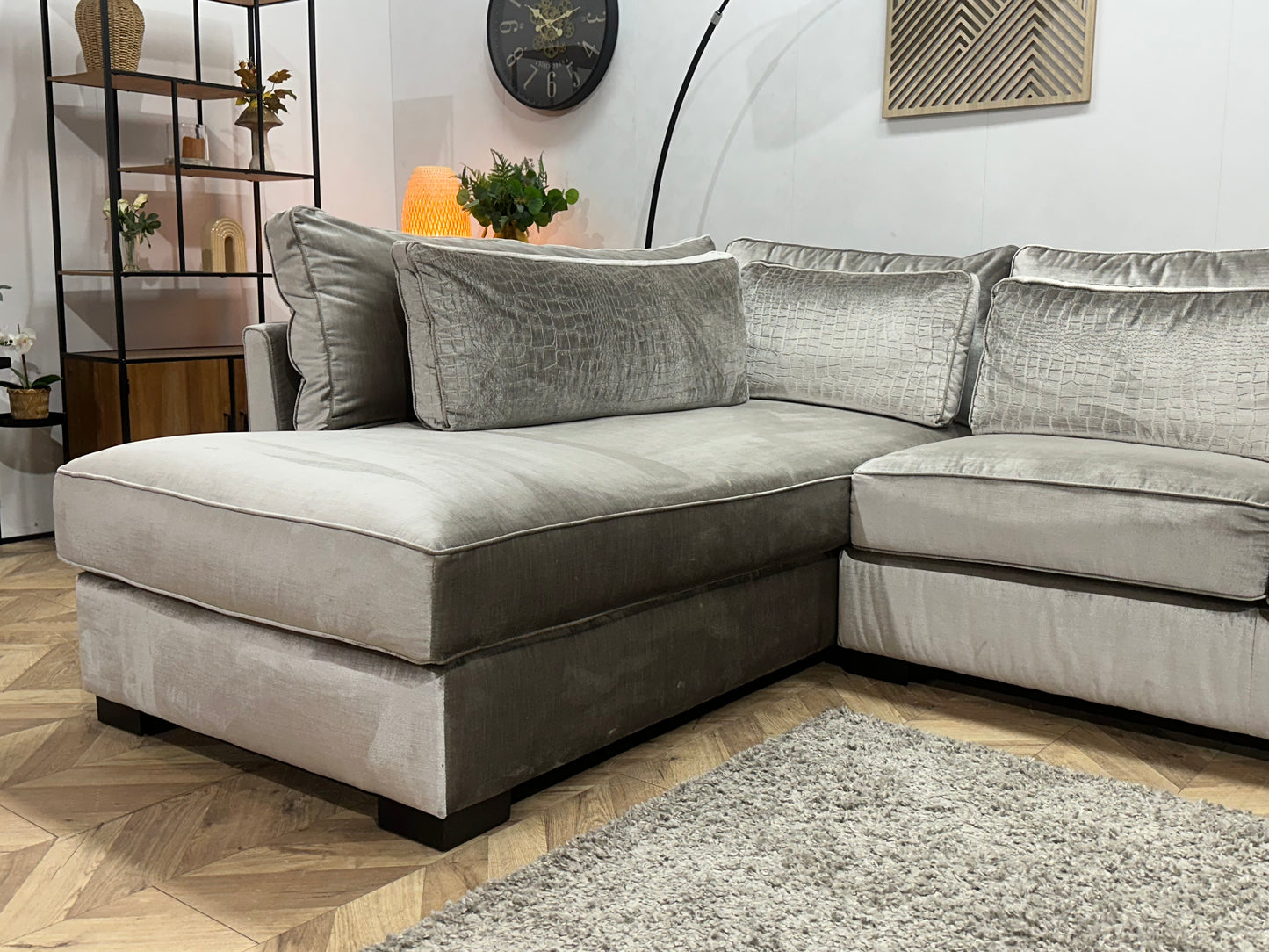 Licht Grijze Velvet Hoekbank ~ Losse Kussens Met Afneembare Hoezen
