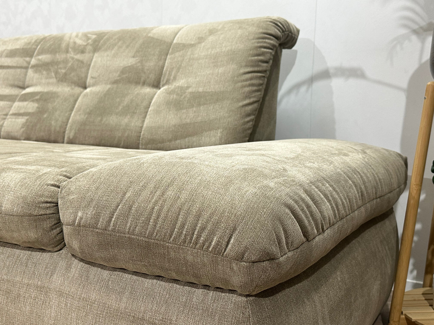 Beige Suède Stoffen Hoekbank Inc Hocker ~ Nieuwstaat