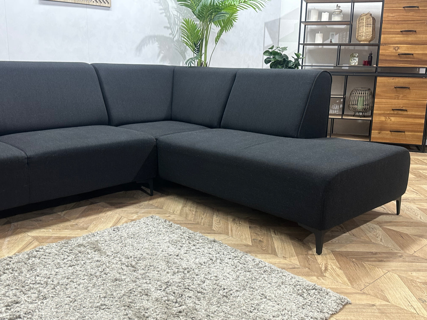 Zwarte Hoekbank ~ Vaste Kussens