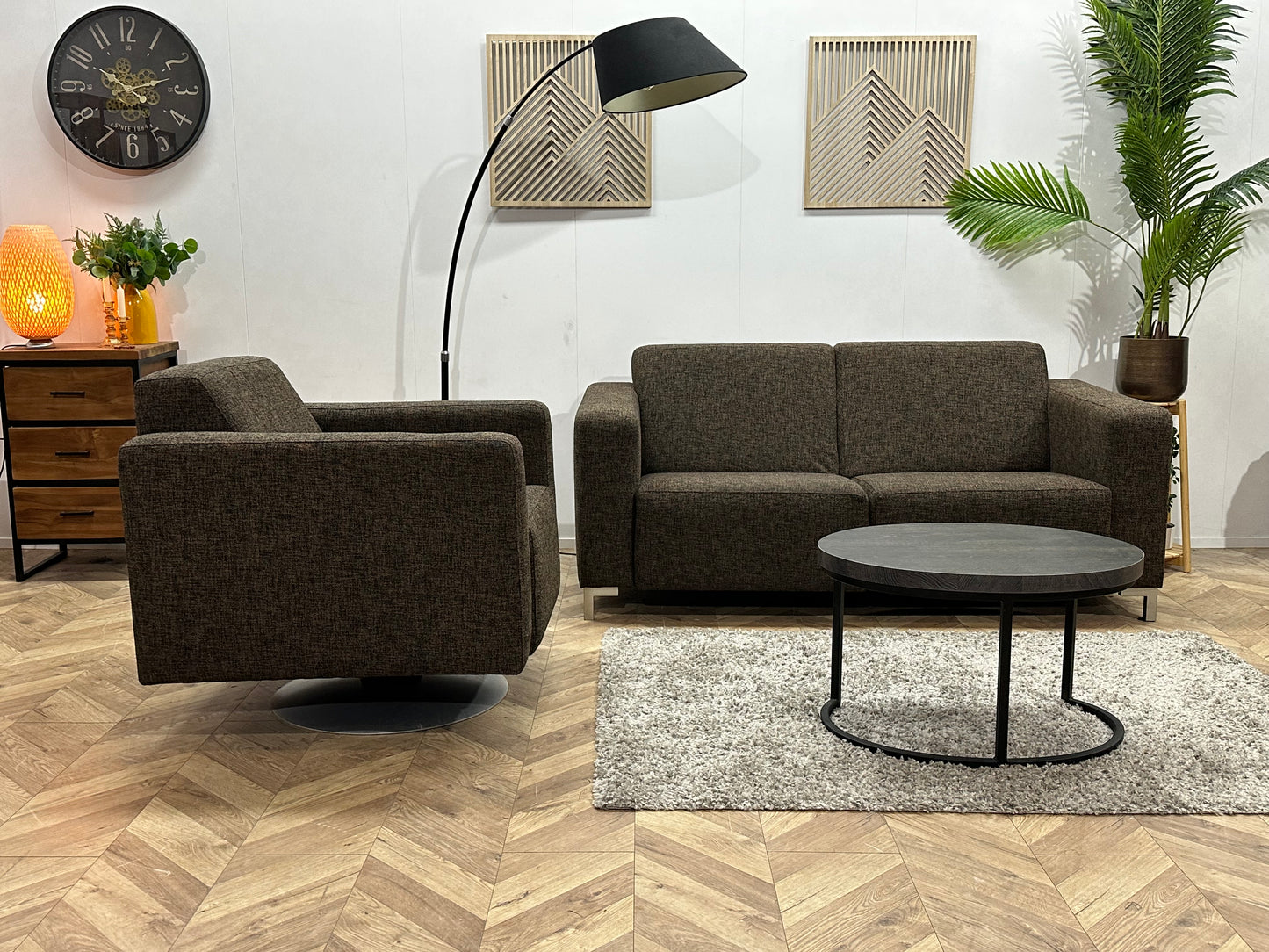 Bruine 2.5-Zits Bank Inc Fauteuil ~ Vaste Kussens