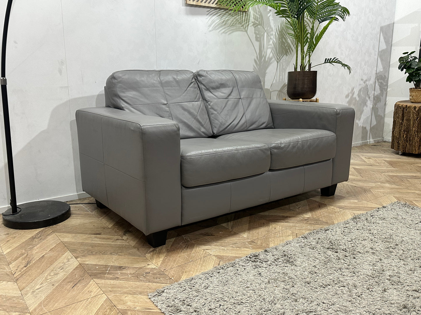Grijze Leather Look 2-Zits Bank ~ Vaste Kussens