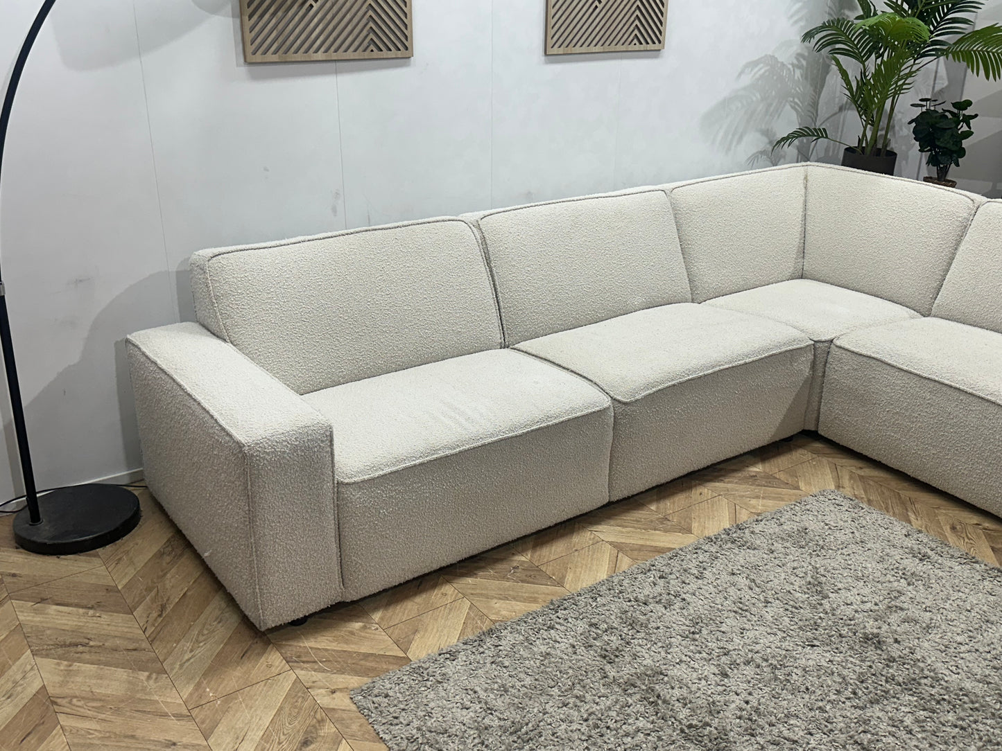 Witte Bouclé Stoffen Hoekbank ~ Vaste Kussens