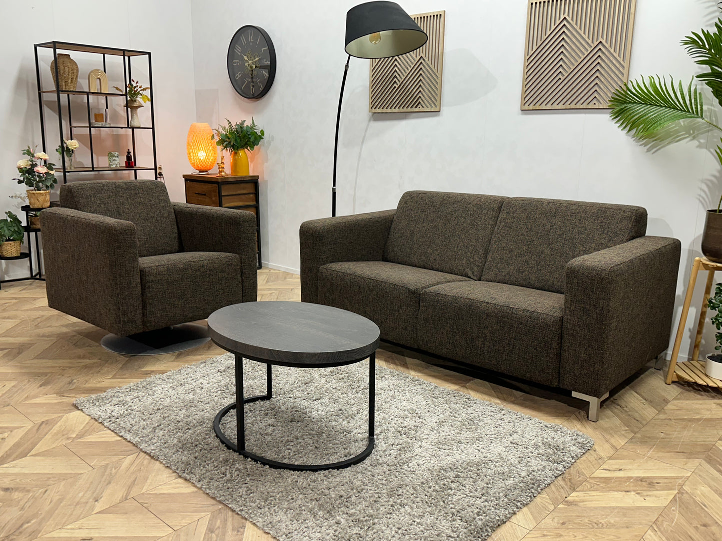 Bruine 2.5-Zits Bank Inc Fauteuil ~ Vaste Kussens