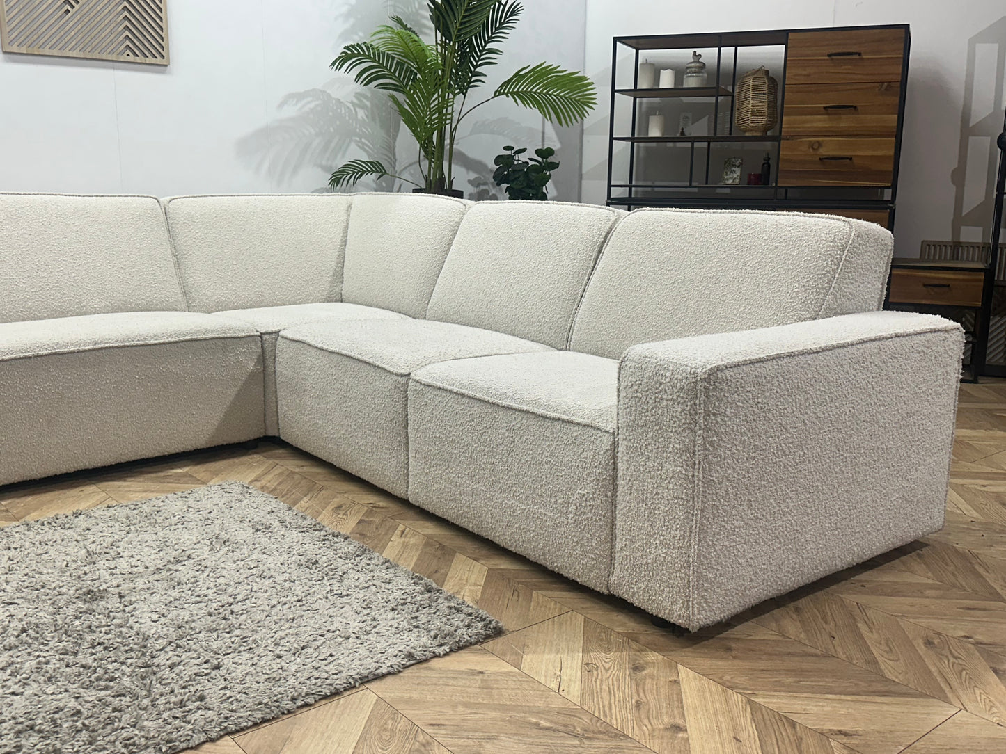 Witte Bouclé Stoffen Hoekbank ~ Vaste Kussens