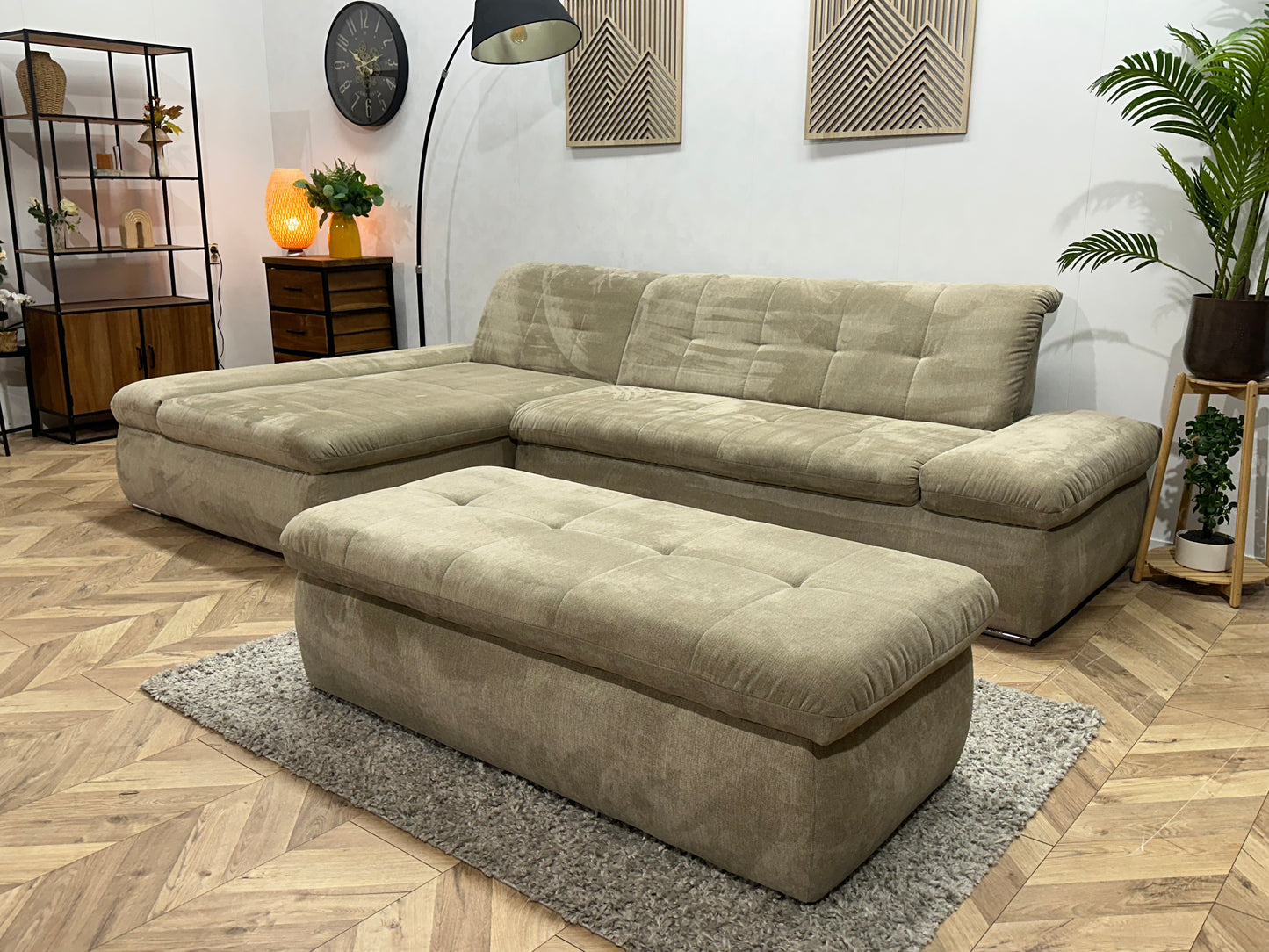 Beige Suède Stoffen Hoekbank Inc Hocker ~ Nieuwstaat