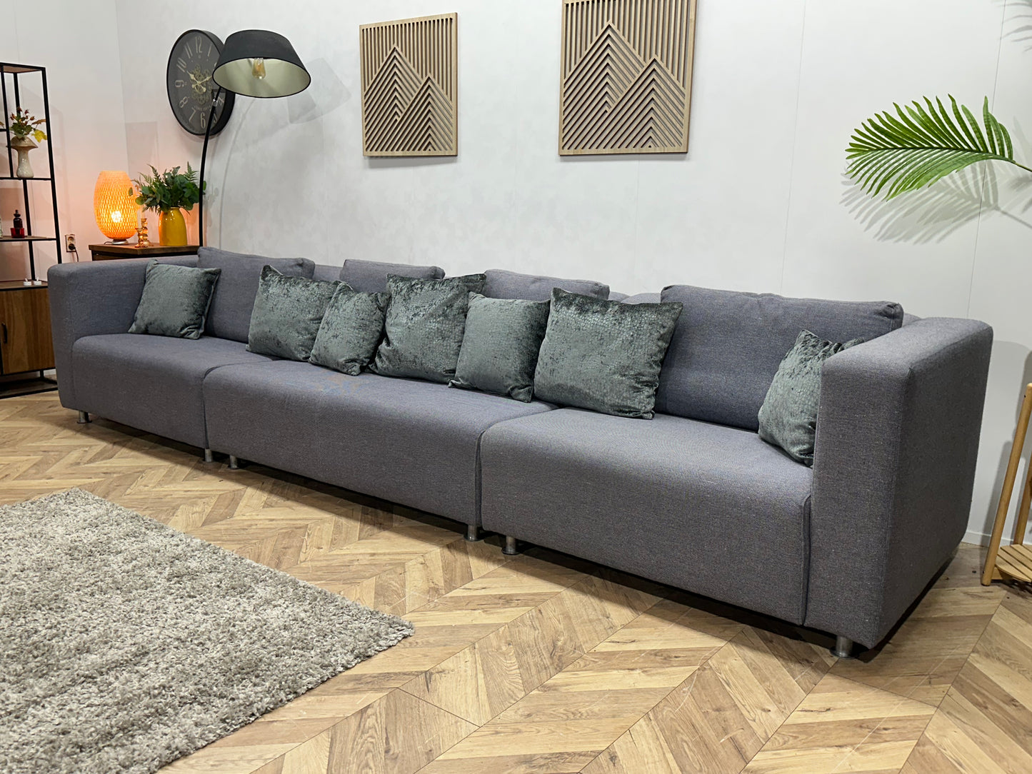 Grijze Ruime Hybride 3-Zits Bank Inc Hocker ~ Losse Rugkussens Met Afneembare Hoezen