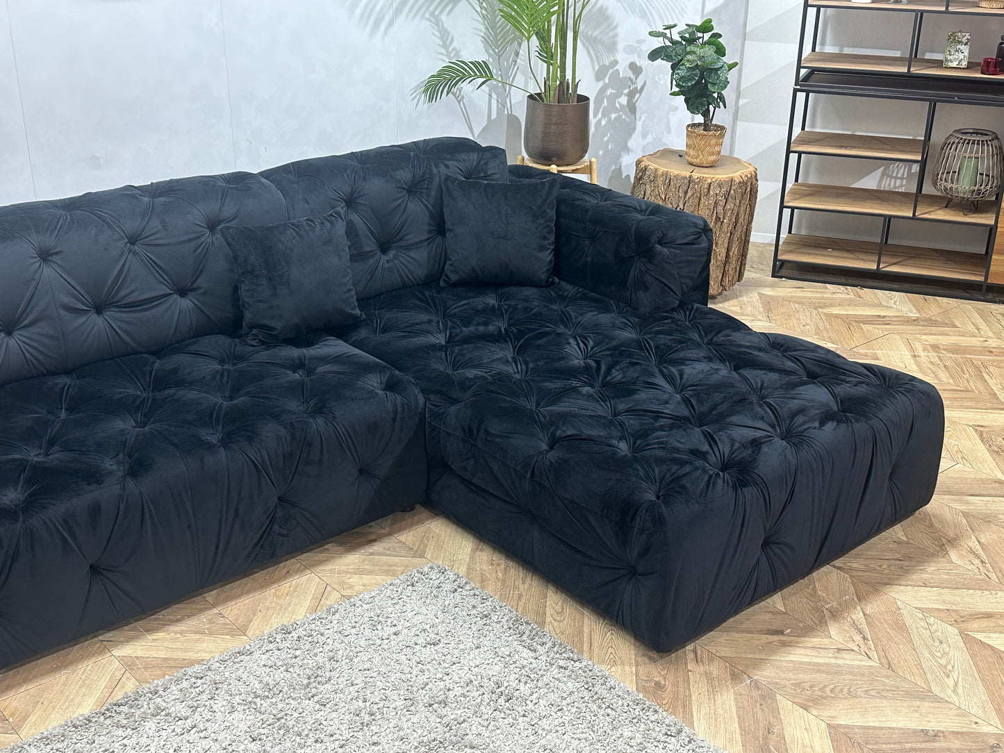 Zwarte Velvet Hoekbank ~ Vaste Kussens