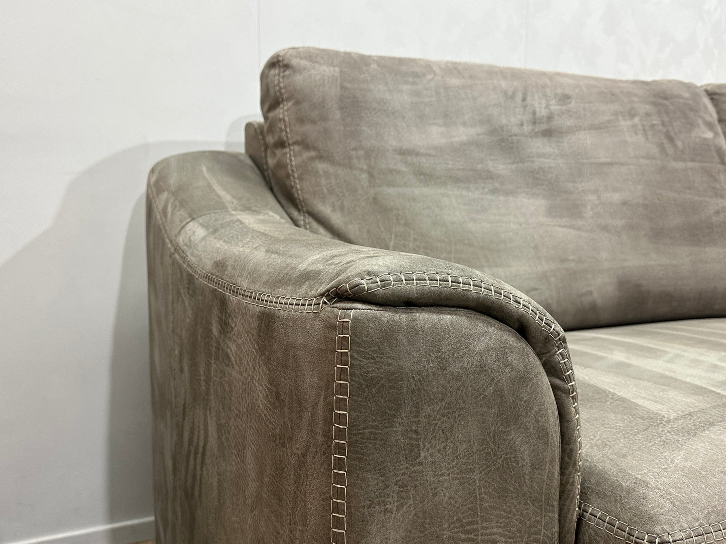 Grijze Suède Stoffen Hoekbank ~ Vaste Kussens