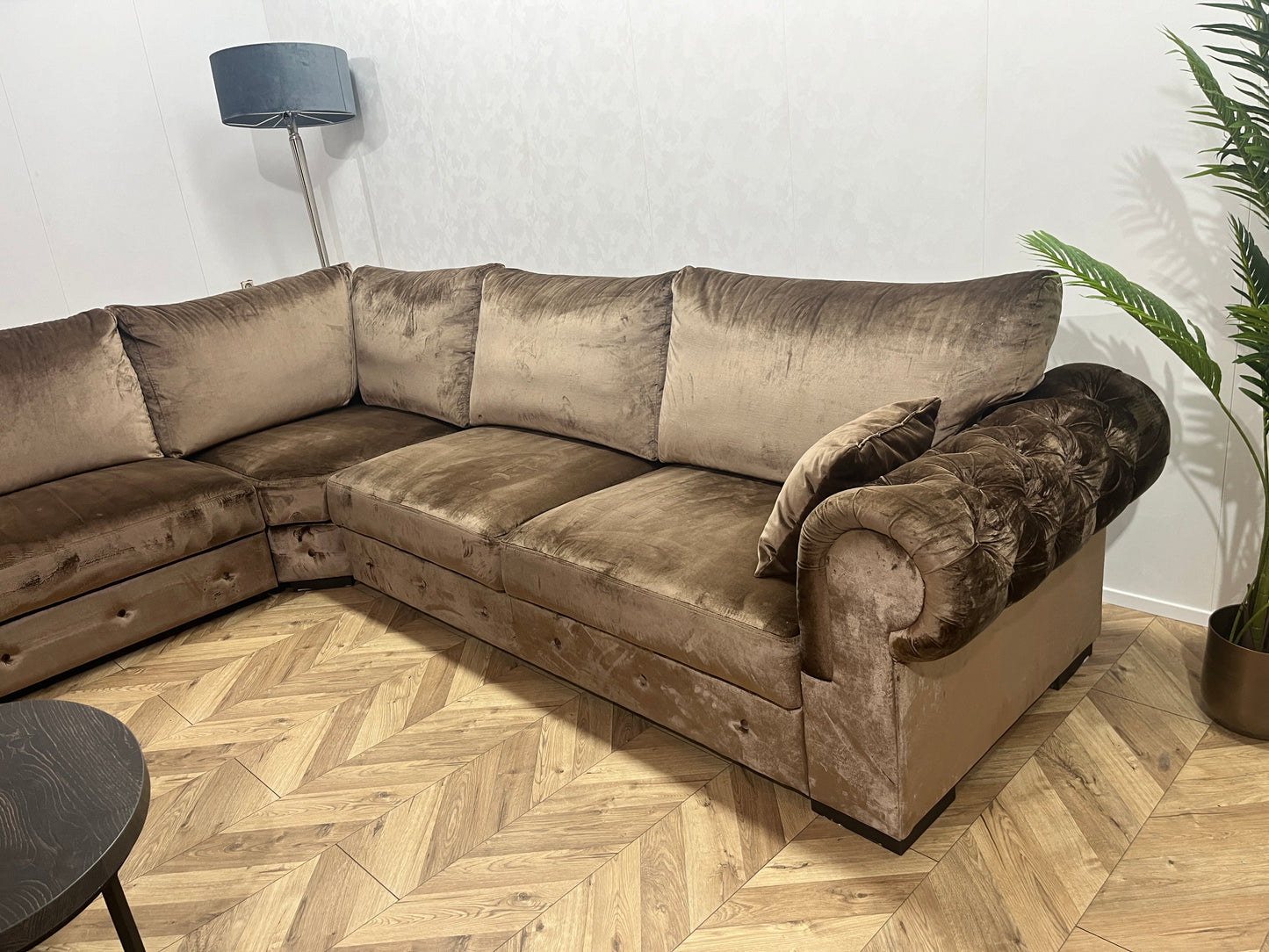 Bruine Velvet Eric Kuster Hoekbank ~ gecaptionneerd